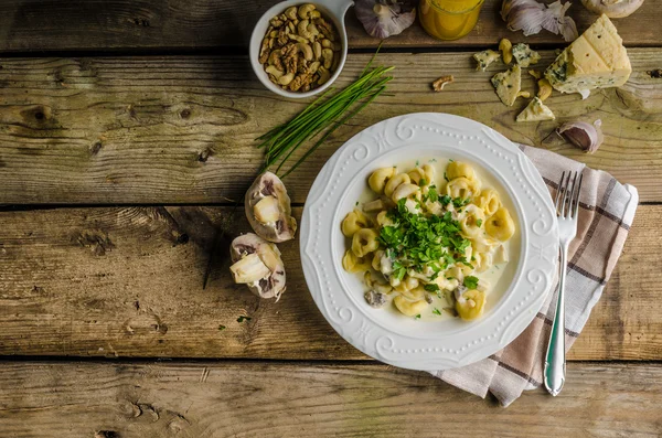 Tortellini met blauwe kaassaus — Stockfoto