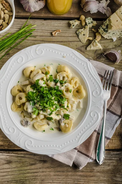 Tortellini with blue cheese sauce — Stock Photo, Image