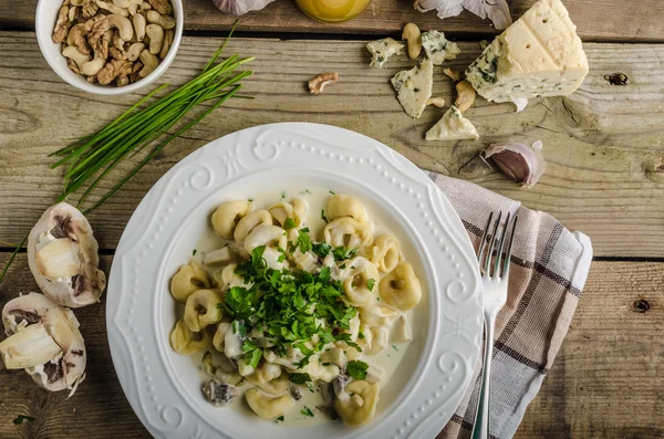 Tortellini met blauwe kaassaus — Stockfoto