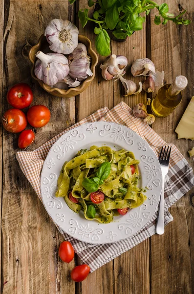 Pasta con pesto de albahaca —  Fotos de Stock