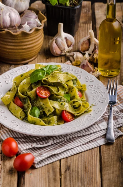 Pasta con pesto de albahaca —  Fotos de Stock