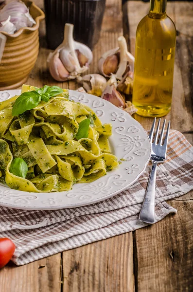 Pasta con pesto de albahaca — Foto de Stock