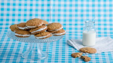 Ev yapımı yulaflı kremalı pasta kurabiye