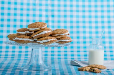 Ev yapımı yulaflı kremalı pasta kurabiye