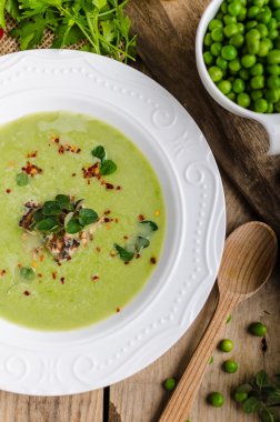 Genç bezelye çorbası