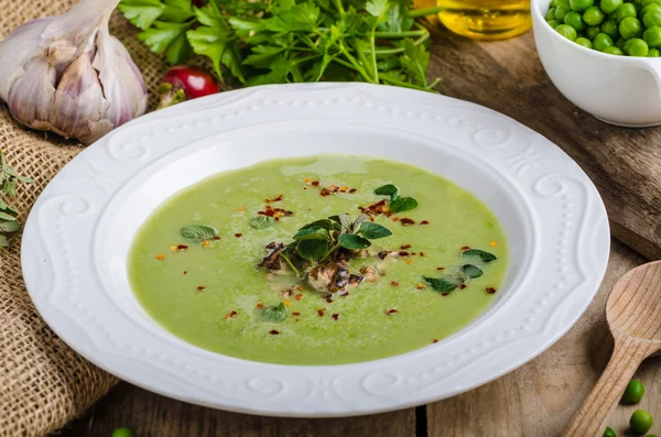 Sopa de guisantes jóvenes —  Fotos de Stock