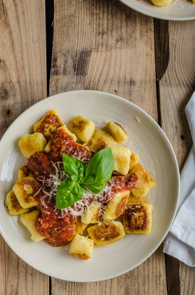 Zelfgemaakte gnocchi met tomatensaus — Stockfoto