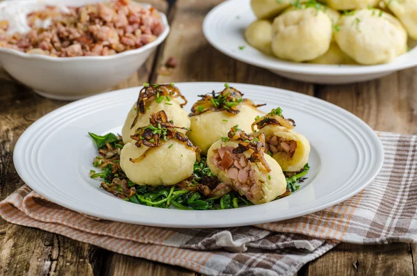 Füstölt töltött burgonyagombóccal — Stock Fotó