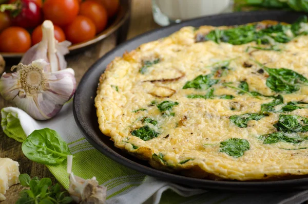 Frittata with spinach and garlic — Stock Photo, Image