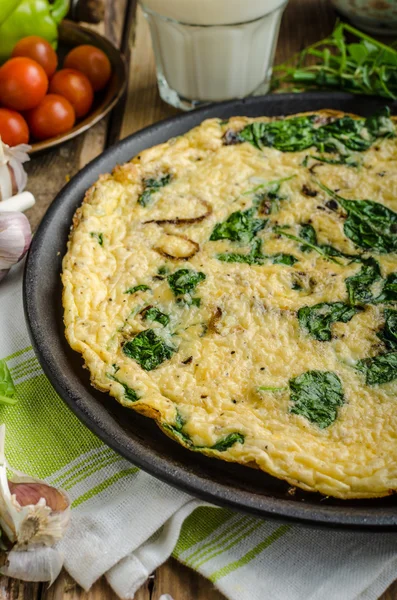 Frittata mit Spinat und Knoblauch — Stockfoto