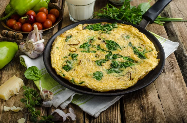 Frittata mit Spinat und Knoblauch — Stockfoto