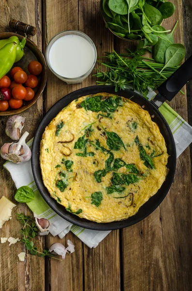Frittata with spinach and garlic — Stock Photo, Image