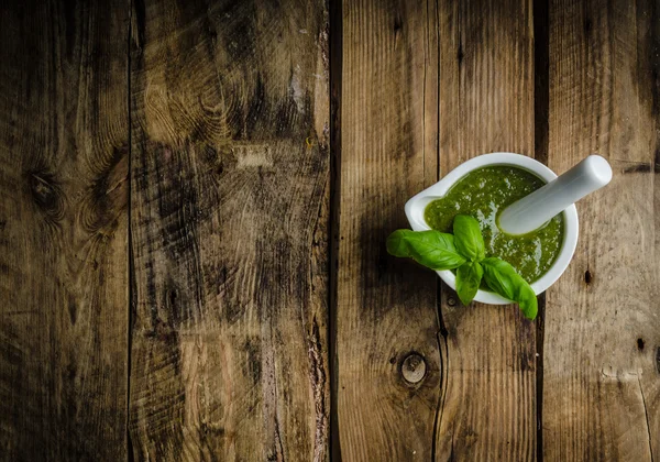 Pesto van basilicum en nots — Stockfoto