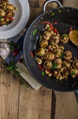 Biber ve otlar taze mantar salatası