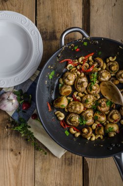 Biber ve otlar taze mantar salatası