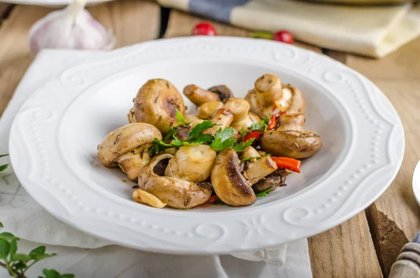 Fresh mushroom salad with chilli and herbs — Stock Photo, Image