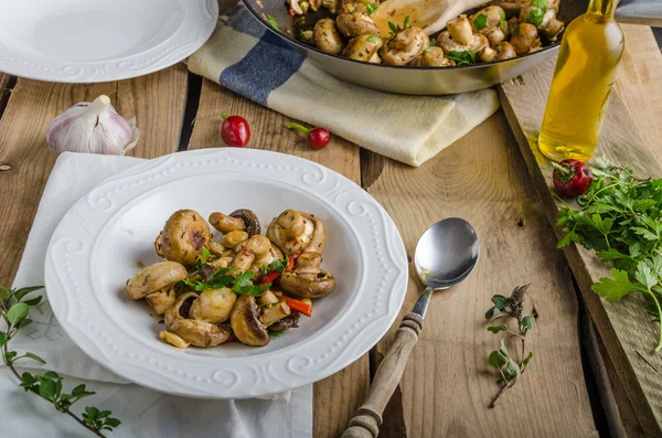 Ensalada de champiñones frescos con chile y hierbas —  Fotos de Stock