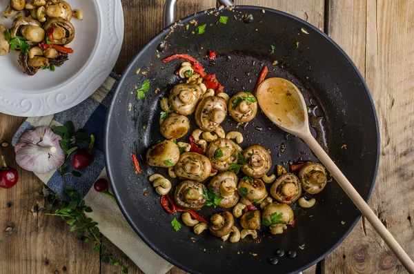 Fresh mushroom salad with chilli and herbs — Stock Photo, Image