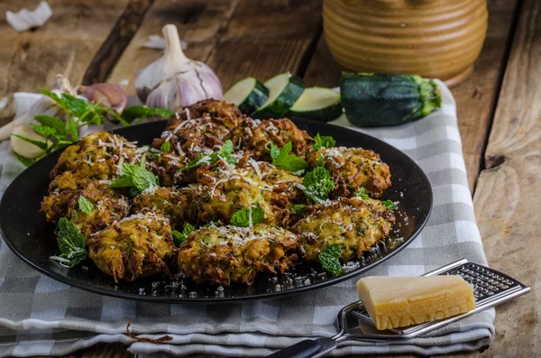 Courgette and Mint Fritters — Stock Photo, Image