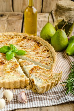 Fransız kiş doldurulmuş peynir ve armut