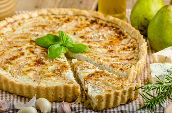 Francouzský quiche plněné sýrem a hrušky — Stock fotografie