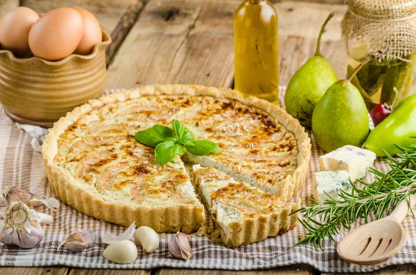 Französische Quiche gefüllt mit Käse und Birnen — Stockfoto