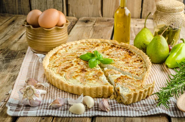 Französische Quiche gefüllt mit Käse und Birnen — Stockfoto