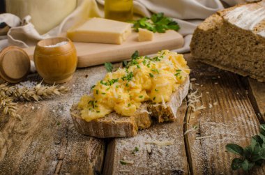 Ev yapımı ekmek üzerinde pişmiş yumurta