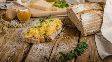 Ev yapımı ekmek üzerinde pişmiş yumurta