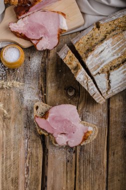 Ev yapımı ekmek et füme