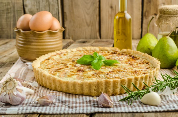Французский пирог с сыром и грушами — стоковое фото