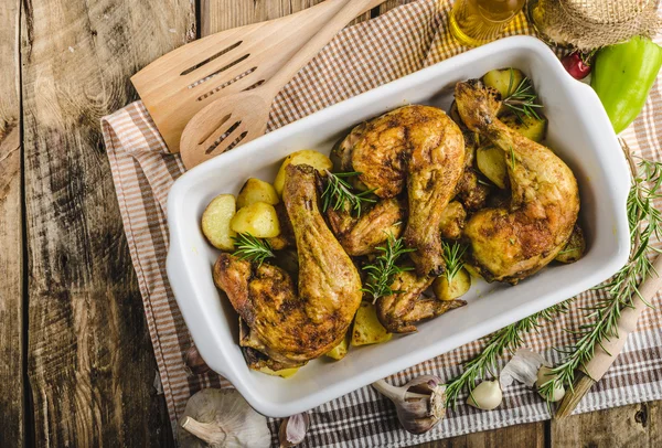 Festlich gebratenes Hühnchen — Stockfoto