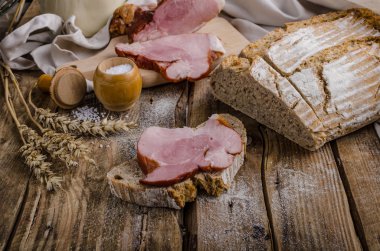 Ev yapımı ekmek et füme