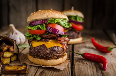 Sığır eti burger rustik tarzı