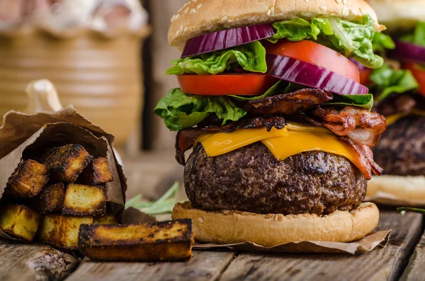 Hamburger di manzo in stile rustico — Foto Stock