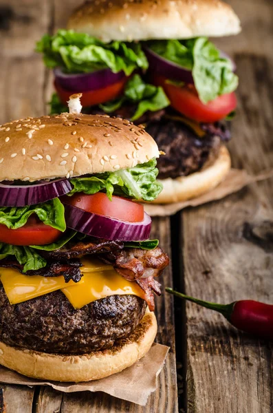 Hovězí hamburger rustikální styl — Stock fotografie