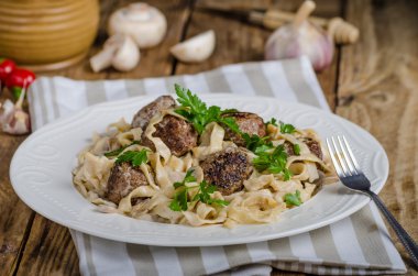 Ev yapımı tagliatelle mantarlı köfte
