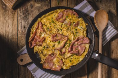 Ünlü Prag jambon ile rustik omlet