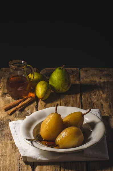 Peras glaseadas en té y canela —  Fotos de Stock