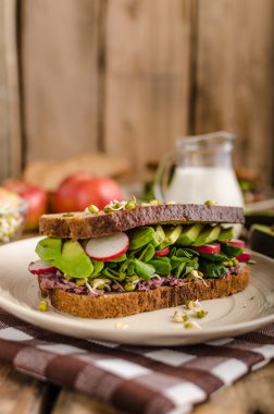 Chipotle-avokado yaz sandviç tarifi