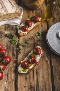 Ev yapımı hamur mayası ekmek kavrulmuş domates ile