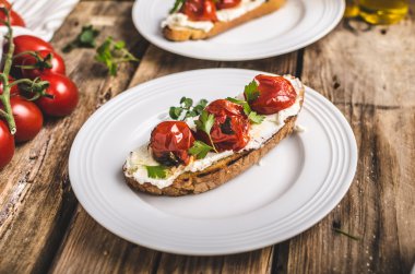 Ev yapımı hamur mayası ekmek kavrulmuş domates ile