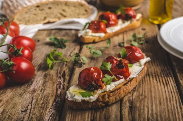 Hembakade surdegsbröd med rostade tomater — Stockfoto