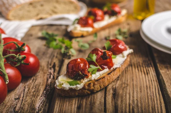 Homemade sourdough bread with roasted tomatoes — Stock Photo, Image