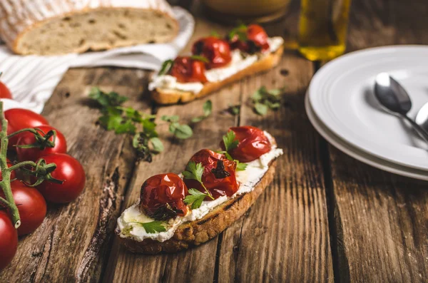 Ev yapımı hamur mayası ekmek kavrulmuş domates ile — Stok fotoğraf