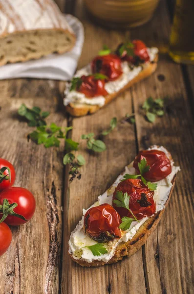 Pan casero de masa fermentada con tomates asados — Foto de Stock