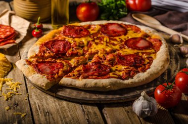 Çedar peyniri ve chorizo rustik salam pizza