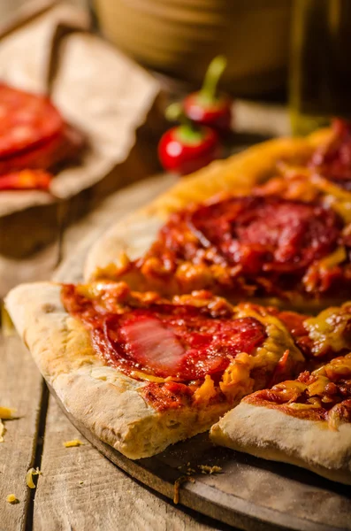 Pizza z salami rustykalny z serem cheddar i chorizo — Zdjęcie stockowe