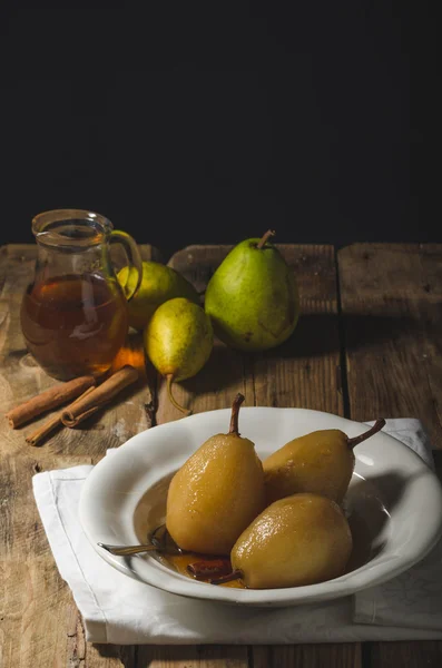 Peras glaseadas en té y canela —  Fotos de Stock