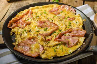 Ünlü Prag jambon ile rustik omlet
